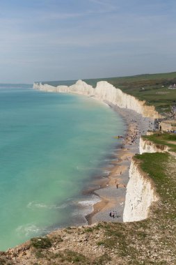 Birling gap beach ve yedi kız kardeş Beyaz tebeşir turkuaz mavi deniz kayalıklarla Doğu Sussex İngiltere İngiltere