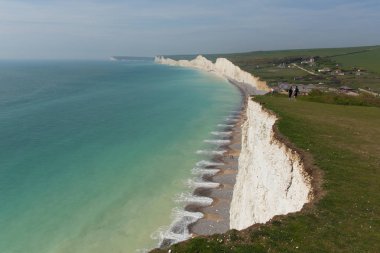 Birling gap beach ve yedi kız kardeş Beyaz tebeşir turkuaz mavi deniz kayalıklarla Doğu Sussex İngiltere İngiltere