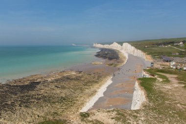 Birling gap beach ve yedi kız kardeş Beyaz tebeşir kayalıklarla Doğu Sussex İngiltere gelgit
