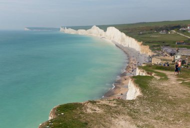 Güzel bahar hava ve turkuaz deniz çevre Yedi Kızkardeşler, East Sussex, gap beach Cumartesi 21 Nisan 2018 Birling ziyaretçiler tarafından zevk