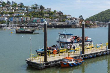 Güzel güneş ve sakin hava Dartmouth tekne gezileri için iskelenin ziyaretçileri çekti, Devon Perşembe 17 Mayıs 2018