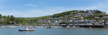 Dartmouth Devon panoramik görünümü River Dart boyunca Kingswear mavi gökyüzü ve tekneler ile