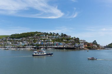 Dartmouth Devon İngiltere görünümü River Dart genelinde Kingswear mavi gökyüzü ve tekneler ile