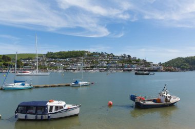 Dartmouth Devon mavi gökyüzü ve tekneler ile Kingswear için River Dart karşısında görünümü
