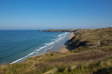 Perran kumları Perranporth Kuzey Cornwall İngiltere İngiltere Penhale Sands doğru sahil yolundan izlendi