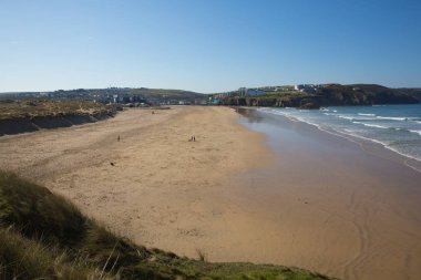 Kasabaya doğru Perranporth plaj Cornwall görünümü