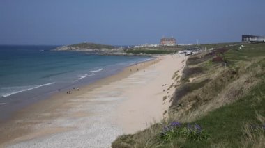 İngiltere'de güzel güneş en iyi sörf plajlarında ön planda bluebells ile Newquay plaj Cornwall İngiltere