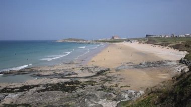 Fistral plaj Newquay Kuzey Cornwall İngiltere'de en iyi sörf plajlarından biri dalgalar ile