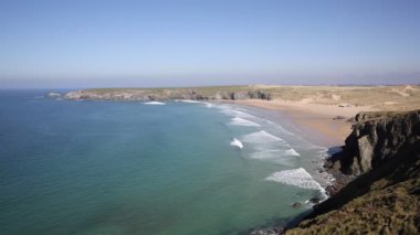 Güzel bir günde dalgalar plaj ve sahil ile Holywell Bay Kuzey Cornwall