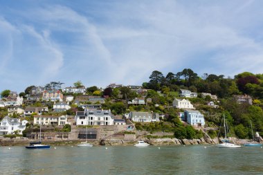 Tarihi İngiliz kasabasında yamaçta evleri ile River DartMouth Devon üzerinde tekneler ve yatlar 