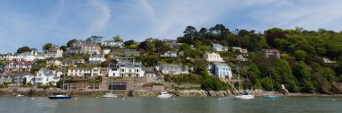 Tarihi İngiliz kasabası panoramik görünümünde yamaç üzerinde evleri ile River Dart Dartmouth Devon Üzerinde Tekneler