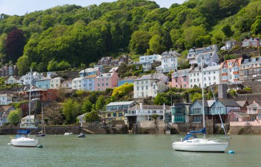 Tarihi İngiliz kasabasında yamaçta evleri ile River Dart Mouth Devon üzerinde Tekneler 