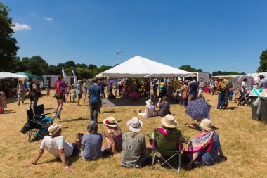 Güzel yaz havası 8 Temmuz 2018 Pazar günü Somerset'in Priddy folk festivaline ziyaretçi çekti