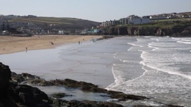 Perranporth plaj ve dalgalar Kuzey Cornwall İngiltere İngiltere en iyi Cornish kumlu plajlarından biri