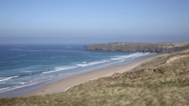 Perranporth İngiltere yakınlarındaki kuzey Cornwall Perran Sands kıyıları Penhale doğru sahil yolundan izlendi