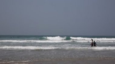 Porthtowan Cornish kıyısında Kuzey Cornwall Sörf