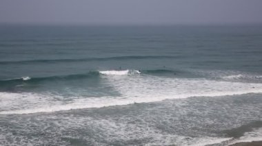 Porthtowan Cornish kıyısında Kuzey Cornwall sörf Sörfçüler