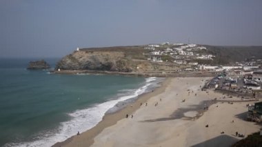 Portreath Cornwall güzel bir günde plaj dalgaları ve deniz görünümü yüksek