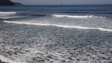 Perranporth Kuzey Cornwall uzak kürek kurulu ile denize görünümü