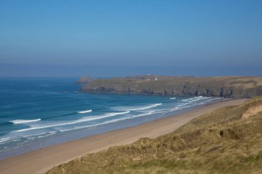 Perranporth İngiltere Yakınlarındaki Perran Sands kuzey Cornwall Penhale doğru sahil yolundan izlendi