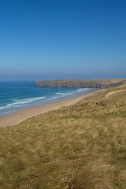 Perranporth İngiltere yakınlarındaki kuzey Cornwall Perran Sands kıyıları Penhale doğru sahil yolundan izlendi