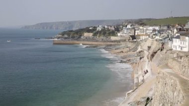 Plaj ve dalgalar ile kasabaya doğru Porthleven Cornwall sahil görünümü