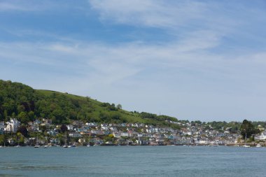 Dartmouth limanı Devon tarihi donanma kenti River Dart panoramik görünümünde