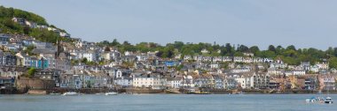 Dartmouth limanı Devon tarihi İngiliz kasabası River Dart panoramik görünümünde