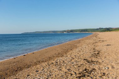 Slapton Sands plaj Devon İngiltere, Stoke Fleming köyüne yakın, mavi gökyüzü ve deniz ile yer.  