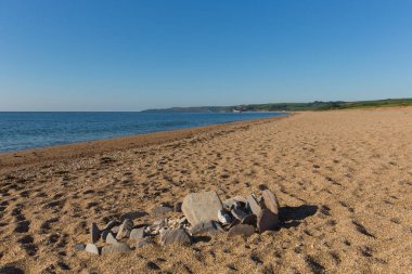 Slapton Sands plaj Devon İngiltere, Stoke Fleming köyüne yakın, mavi gökyüzü ve deniz ile yer.  