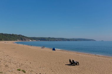 Slapton Sands plaj Devon İngiltere İngiltere çift şezlonglarda oturan ile