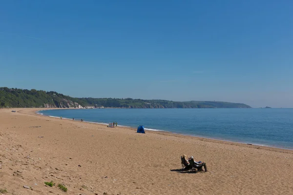 Pláž Slapton Sands Devon Anglie Párem Sedícího Rozkládací Židli — Stock fotografie