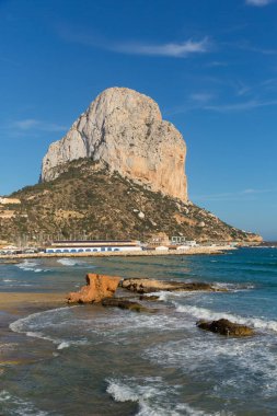 Mavi gökyüzü ve dalgalar ile portre Calp İspanya Penon de Ilfach dönüm noktası kaya