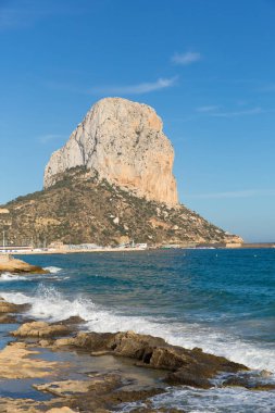Calp İspanya Penon de Ilfach dönüm noktası kaya Costa Blanca mavi gökyüzü ve dalgalar ile portre