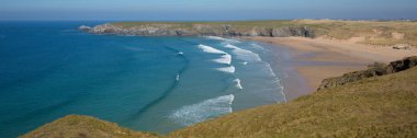 Güzel bir gün panoramik görünümünde dalgalar plaj ve sahil ile Holywell Bay Kuzey Cornwall