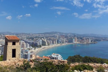 La Fossa plaj Calp İspanya Costa Blanca ünlü kaya dönüm noktasından insanlar görünümü ile