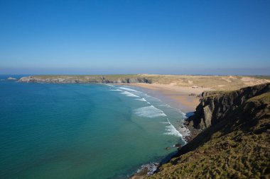 Güzel bir günde dalgalar plaj ve sahil ile Holywell Bay Kuzey Cornwall