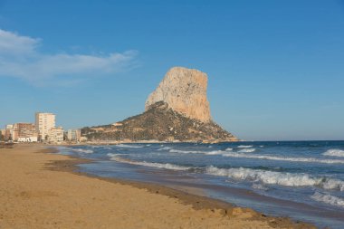 Calp plaj İspanya ve Penon de Ifach İspanyol Akdeniz kıyısında ünlü kaya dönüm noktası 