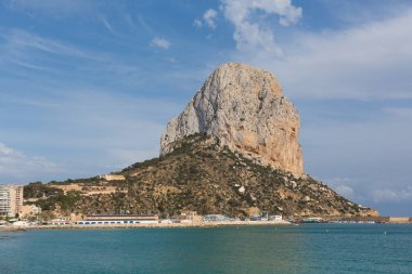 Penon de Ifach Calp İspanya simge sel kaya mavi gökyüzü ile İspanyol Akdeniz kıyıları