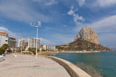 Calp İspanya gezinti paseo ve Penon de Ifach dönüm noktası kaya İspanyol Akdeniz kıyıları 