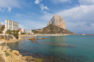 Penon de Ifach Calp İspanya simge sel kaya mavi gökyüzü ile İspanyol Akdeniz kıyıları