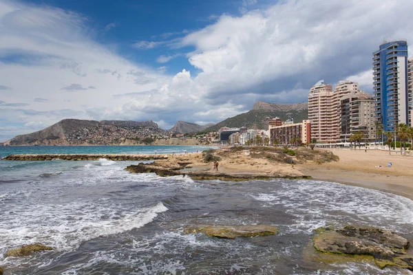スペイン地中海沿岸のビーチウェーブと海辺のホテルやアパートメントのカルプスペインビュー — ストック写真