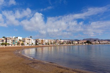 Puerto de Mazarron plaj Murcia İspanya mavi gökyüzü ve deniz ile