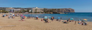 Xabia İspanya Playa del Arenal plajı Yazın mavi gökyüzü ve deniz manzaralı