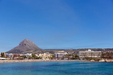 Xabia İspanya Playa del Arenal plajı yazın mavi gökyüzü ve denizle, Javea olarak da bilinir.
