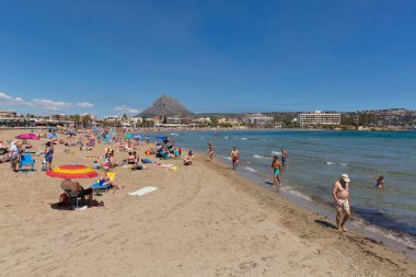 7 Haziran 2018 Perşembe günü İspanya'nın Javea kenti'ndeki kumlu Playa del Arenal plajına güzel güneş ışığı ziyaretçileri, turistleri ve tatilcileri çekti.
