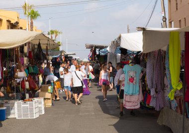İspanyol sokak pazarı 26 Haziran 2019 Çarşamba günü Torre La Mata, Torrevieja, İspanya'da alım ve satım ile meşgul