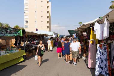 İspanyol sokak pazarı 26 Haziran 2019 Çarşamba günü La Mata, Torrevieja, İspanya'da alım ve satım ile meşgul