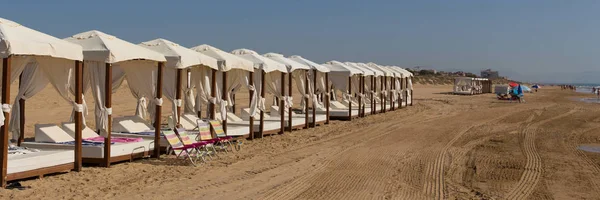 Розкішні Пляжні Ліжка Двох Людей Білим Дахом Сторонами Панорамний Вид — стокове фото