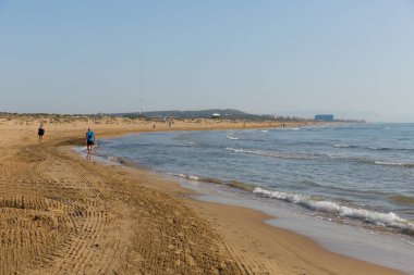 Dalgalar ile Guardamar del Segura yakınlarındaki Torre la Mata ve Campomar İspanya arasında Güzel Costa Blanca plaj 